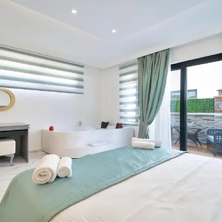 Private With Pool In Fethiye, Close To The Coastal Walkway, In The Center Φετιγιέ